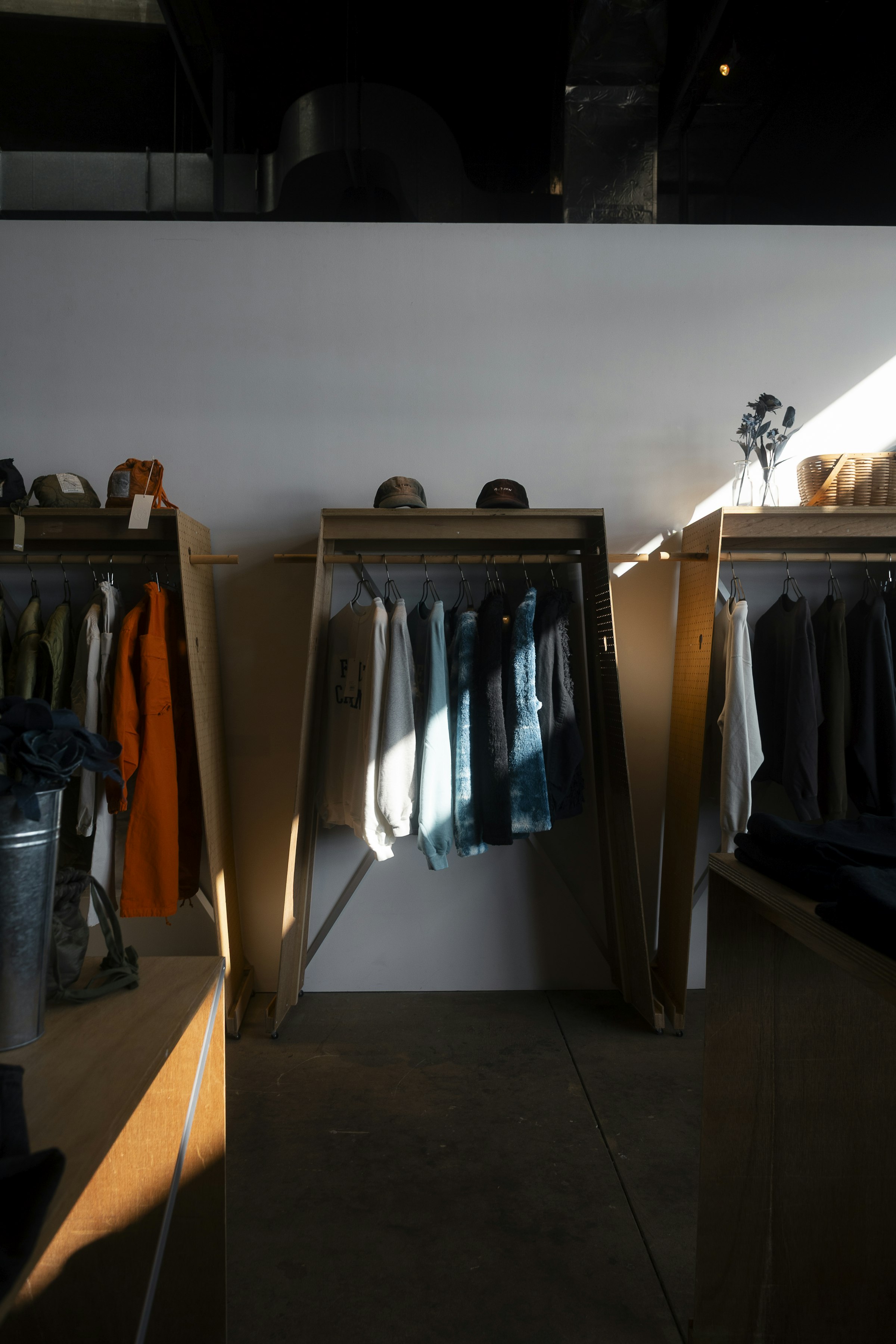 明亮服装店内的服饰陈列